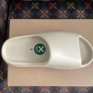 Yeezy slide Bone (2022 Restock)